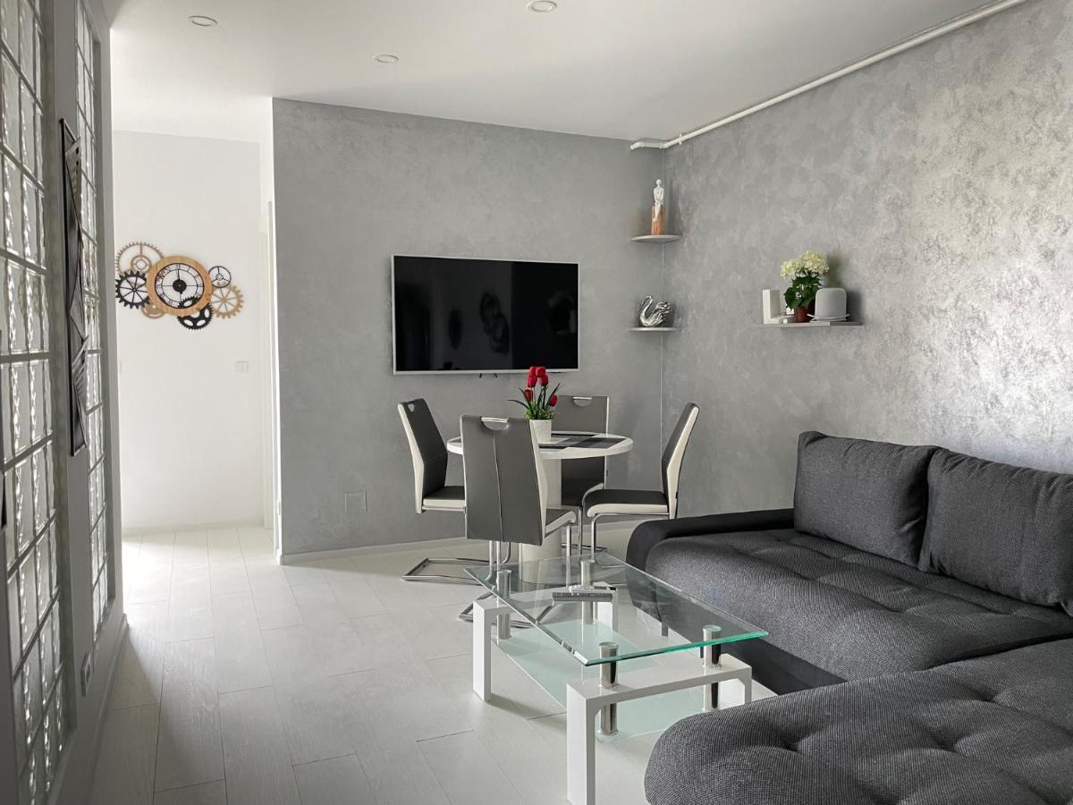 Luxury Westpark 2-Room Apartment Lakeview W5 ブカレスト エクステリア 写真