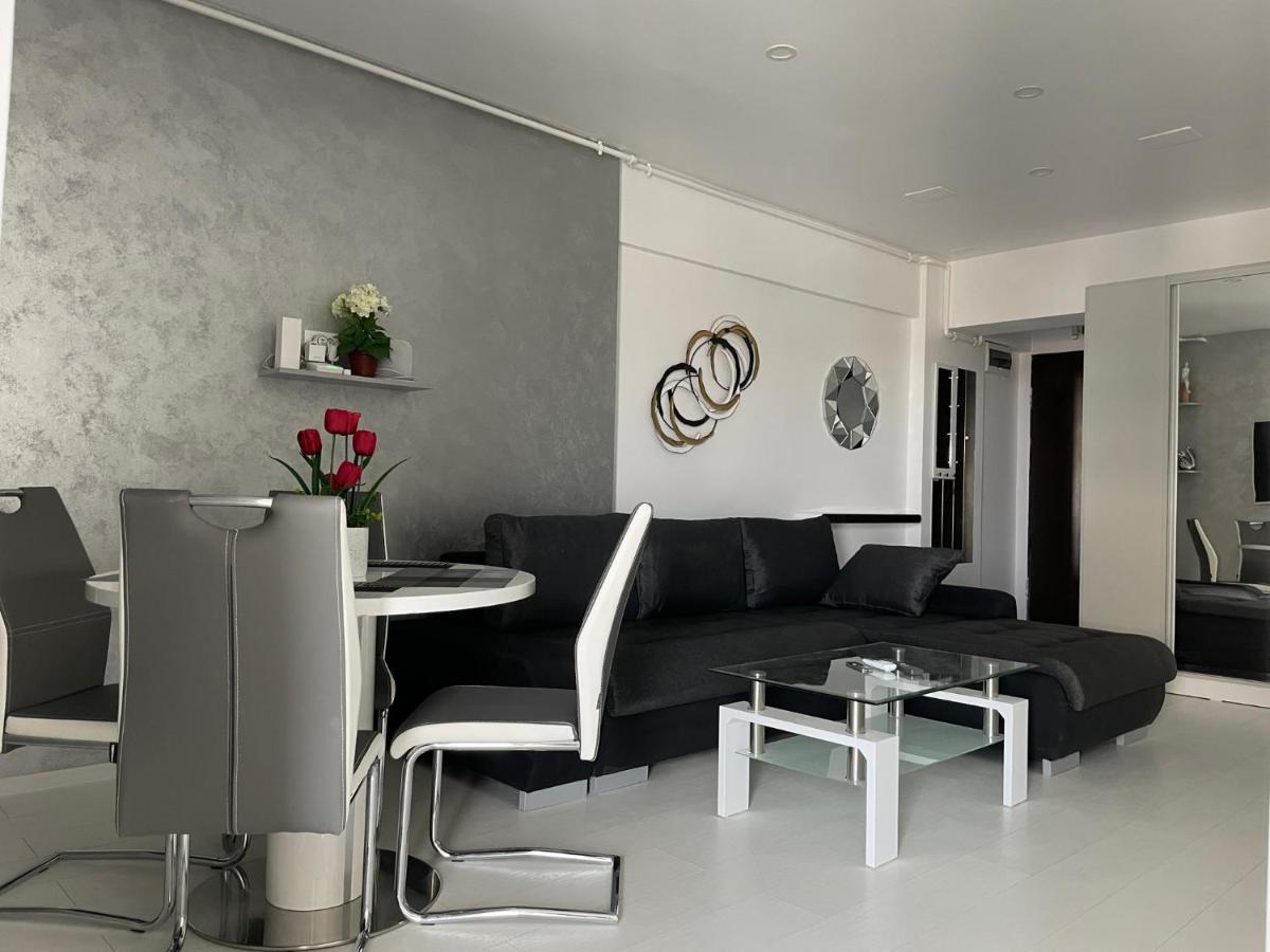 Luxury Westpark 2-Room Apartment Lakeview W5 ブカレスト エクステリア 写真